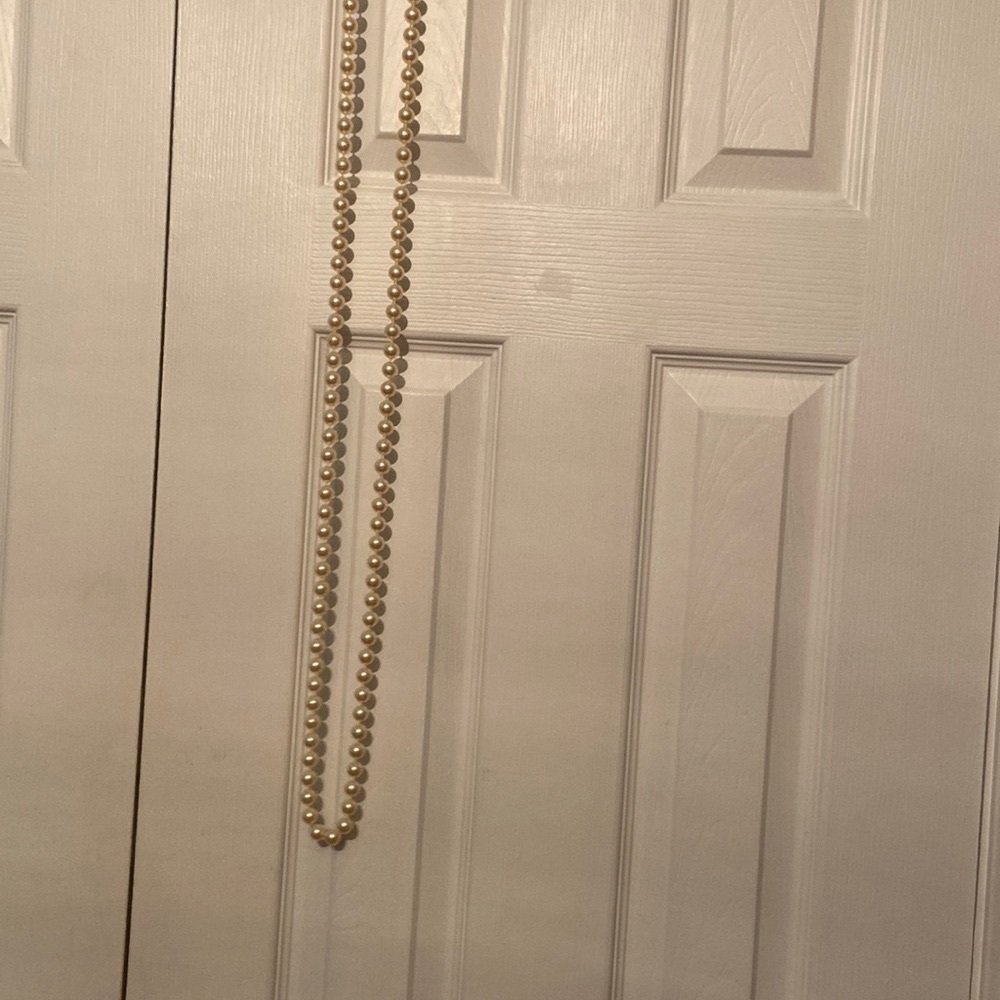 Beautiful large faux pearl necklace. - Picture 2 of 5